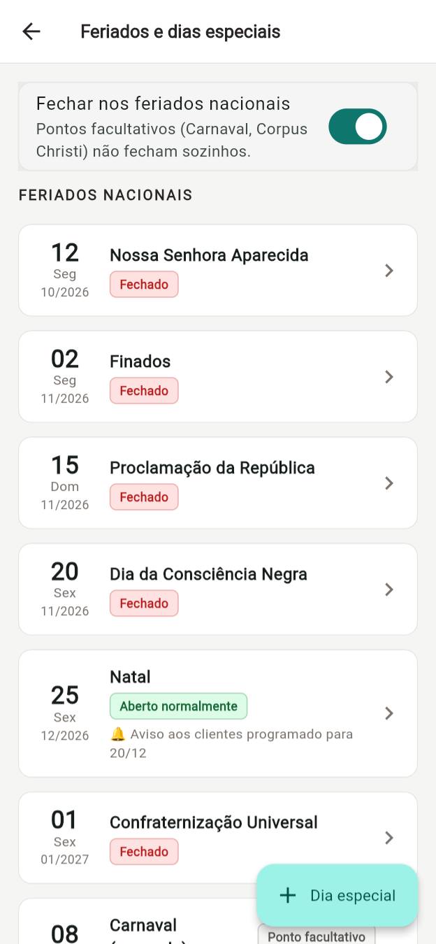 Tela de feriados: cada feriado nacional com o status do petshop e o aviso programado para os clientes